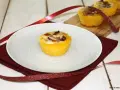 Deliziosi cestini di polenta con gorgonzola fuso e speck croccante, un antipasto invitante.