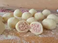 Sfere di gnocco di patate ripieno, pronte per essere cucinate. Una delizia fatta in casa.