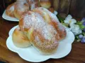 Deliziose trecce dolci cosparse di zucchero, pronte per essere gustate.