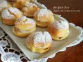 Bignè di ricotta siciliani, soffici e dolci, cosparsi di zucchero a velo. Un assaggio di Sicilia!