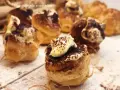 Bignè al tiramisù, deliziosi dolcetti con crema e cacao, pronti per essere gustati.