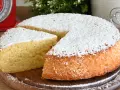 Delizioso ciasto jogurtowe, soffice e cosparso di zucchero a velo, pronto per essere gustato.