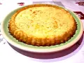 Tortino di patate con salmone e mozzarella, dorato e invitante, pronto per essere gustato.