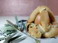 Dolci biscotti con uovo sodo, decorati con zuccherini colorati, pronti per essere gustati. Un ramoscello d'ulivo completa la scena.