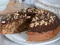 Torta soffice con amaretti e cioccolato fondente, glassata al cioccolato e cosparsa di briciole croccanti.