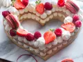 Cuore di biscotto con crema chantilly, fragole, lamponi e macarons. Una deliziosa cream tart senza lattosio, perfetta per San Valentino.