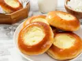 Dolci **drożdżówki z serem**, dorate e invitanti, pronte per essere gustate.
