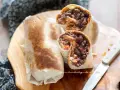 Burrito chili con carne ripieno di carne macinata, fagioli rossi e riso, pronto per essere gustato.