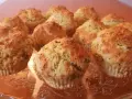 Muffin broccoli e patate dorati su un piatto di vetro decorato.