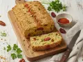Delizioso polpettone di ceci con pomodori secchi e prezzemolo, croccante fuori e morbido dentro. Perfetto per un pasto vegetariano.