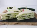 Tramezzini freschi con cetriolini sott'aceto, formaggio e cetriolo, pronti per un picnic.