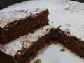 Una fetta di torta di noci della nonna, soffice e cosparsa di zucchero a velo, invita a un assaggio di tradizione.