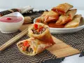 Involtini primavera croccanti con pasta fillo e un saporito ripieno di carne macinata e verdure. Perfetti da intingere nella salsa.
