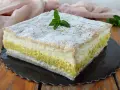 Una deliziosa torta di compleanno con pasta sfoglia e pan di spagna, farcita con crema e decorata con zucchero a velo e menta.