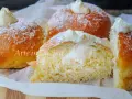 Dolci soffici, spolverati di zucchero a velo, con un cuore generoso di crema chantilly cotta al forno.
