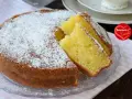Torta soffice con canditi e yogurt, spolverata di zucchero a velo. Perfetta per la colazione o la merenda.