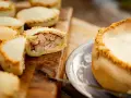 Empanadas sarde ripiene di carne e patate, un sapore autentico da gustare.