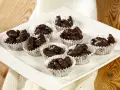 Mandorle al cioccolato ricetta della nonna: dolcetti croccanti in pirottini, un classico intramontabile.
