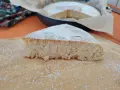 Fetta di torta soffice e leggera, spolverata di zucchero a velo. Un dolce veloce perfetto per ogni occasione.