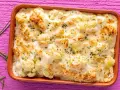 Sformato di cavolfiore e ricotta dorato e filante, guarnito con erba cipollina, pronto per essere gustato.