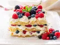 Delizioso millefoglie con frutta fresca, panna montata e un tocco di zucchero a velo. Un tripudio di lamponi, mirtilli e more.