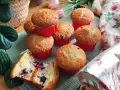 Morbidi muffin ai mirtilli, uno tagliato a metà rivela il suo interno succoso. Perfetti per una colazione o merenda golosa.
