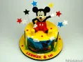 Un allegro tort Mickey Mouse con stelle colorate e una scena del cartone animato sul lato. Leone festeggia 6 anni!