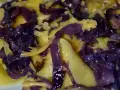 Paszteciki con cavolo rosso e funghi, un piatto saporito e colorato.