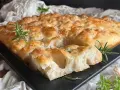 Focaccia fragrante con rosmarino e sale grosso, perfetta per il tuo prossimo focaccia ricetta.