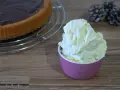 Crema al mascarpone senza zucchero, soffice e invitante, pronta per guarnire una torta al cioccolato.