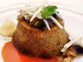 Sformato di melanzane leggero, guarnito con scaglie di formaggio, basilico e servito con salsa rossa e purè.