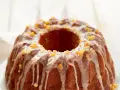 Dolce ciambellone glassato con scorzette d'arancia candita, perfetto per il tuo murzynek przepis.