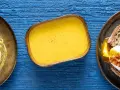 Salsa olandese, perfetta per la tua sfoglia olandese ricetta. Accanto, un uovo in camicia su pane tostato.