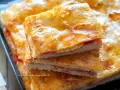 Fette di torta salata con pasta sfoglia dorata e ripieno di prosciutto e formaggio. Ecco come conservare la pasta sfoglia cotta per gustarla al meglio.
