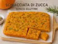 Schiacciata di zucca senza farina, guarnita con semi di zucca e rosmarino. Un'idea gustosa e salutare.
