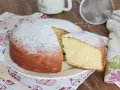 Torta soffice con 500 g di yogurt, spolverata di zucchero a velo. Perfetta per la colazione o la merenda.