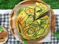 Frittata con verdure miste, un piatto gustoso e colorato, perfetto per un picnic sull'erba.