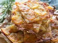 Schiacciata di patate senza farina, dorata e croccante, con rosmarino fresco.