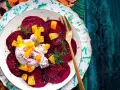 Delizioso carpaccio di barbabietola con crema, arancia e aneto su un piatto decorato.