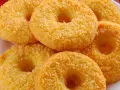 Oponki serowe, dorate con cocco grattugiato, invitano a un dolce assaggio.
