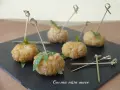 Deliziose polpette finger food con salsa, servite su una pietra scura, pronte per essere gustate.