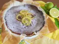 Torta al limone cosparsa di zucchero a velo, decorata con fette di limone caramellate. Freschezza e dolcezza in un morso.
