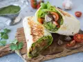 Piadina con pesto, pomodoro e lattuga, un pasto fresco e saporito.