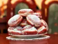 Pila di bomboloni zuccherati, pronti per il tłusty czwartek. Deliziosi dolcetti che invitano a festeggiare.