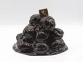 Torta profitterol compleanno, un tripudio di cioccolato lucido e goloso, coronata da un quadratino con logo.