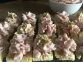 Deliziosi crostini con mortadella, stracciatella e pistacchi, pronti per un aperitivo gustoso.