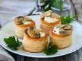 Quattro vol au vent funghi e formaggio, un antipasto sfizioso e gustoso, guarniti con prezzemolo fresco.
