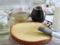 Pan di spagna pronto per essere bagnato con sciroppo al limoncello, caffè e latte.