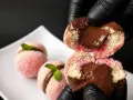 Dolci pesche al cioccolato, con un ripieno cremoso e una copertura zuccherina, pronte per essere gustate.