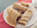 Piadina africana, un piatto di injera arrotolata, con la sua tipica trama alveolata, pronta per essere gustata.